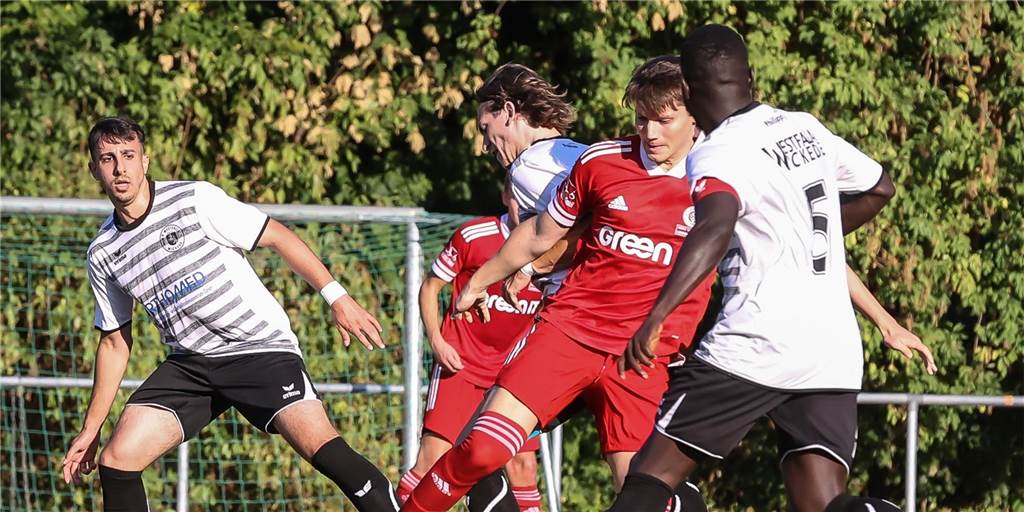 Zwei Spieler nach Derby-Schlägerei im Krankenhaus: „Hatte Angst, dass noch mehr passiert“ Wickede-Kapitän Franck Sonna (r.) sucht den Zweikampf gegen einen Spieler des SV Brackel.