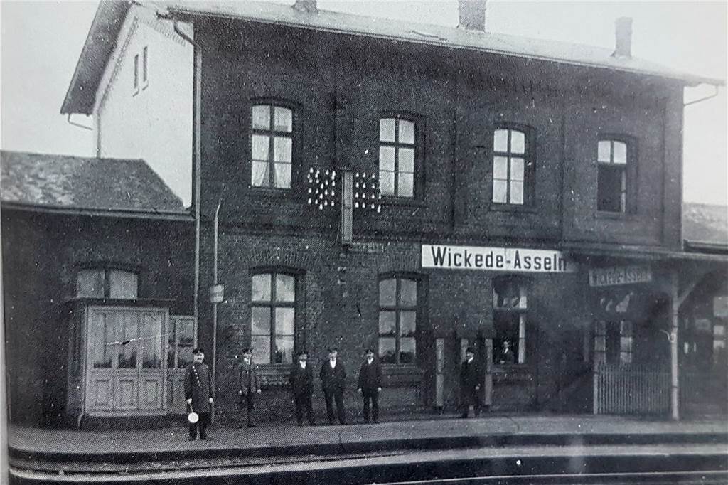 Wickede: Erste Sahne zum Einkaufen, aber eine hohe Verkehrsbelastung Wickede stand auch schon in früheren Zeiten für eine gute Verkehrsanbindung, wie unser Foto des Bahnhofs vom Anfang des vorigen Jahrhunderts zeigt.