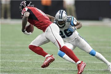 Wide Receiver Julio Jones (l) von den Atlanta Falcons geht an Daryl Worley von den Carolina Panthers vorbei. Foto: David T. Foster Iii