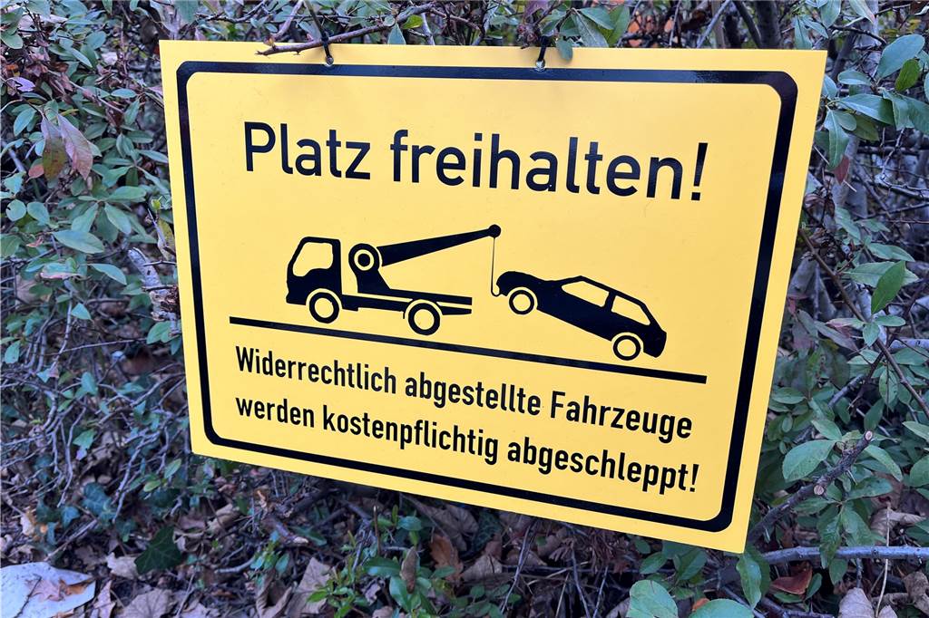 Widerrechtlich geparkte Fahrzeuge werden abgeschleppt. Schilder wie diese hängen neuerdings auf den Parkplätzen an Barth- und Brechtstraße in Scharnhorst-Ost