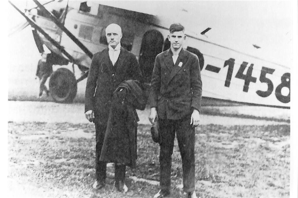 BVB-Fans hübschen Gräber von BVB-Legenden auf: Aber eine Summe war nicht zu stemmen Fritz Weller steht vor einem Flugzeug.