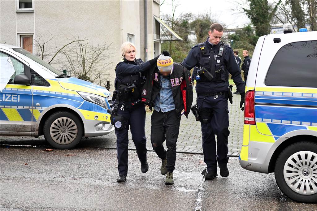 Widerstandslos ließ sich der Mann von den Beamtinnen und Beamten in Dorsten festnehmen.