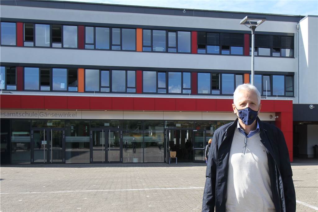 Corona an Gesamtschule: Massentest schon durch – Schulleiter in Quarantäne Wie 200 Schüler und 16 andere Lehrer musste auch Schulleiter Jürgen Priggemeier einen Weg zur Turnhalle nehmen, ohne die restliche Gesamtschule zu betreten.