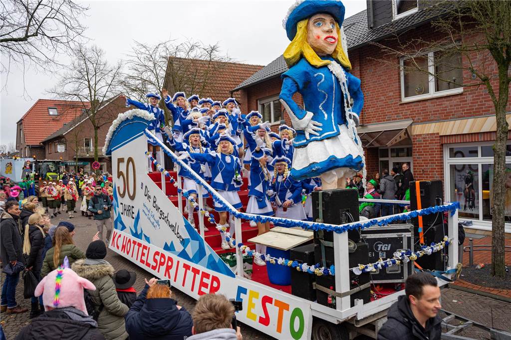 Ottensteiner Burggeister feiern ihr Jubiläum mit Gala-Abend und Umzug Wie an Rosenmontag ziehen die Gruppen durch Ottenstein.