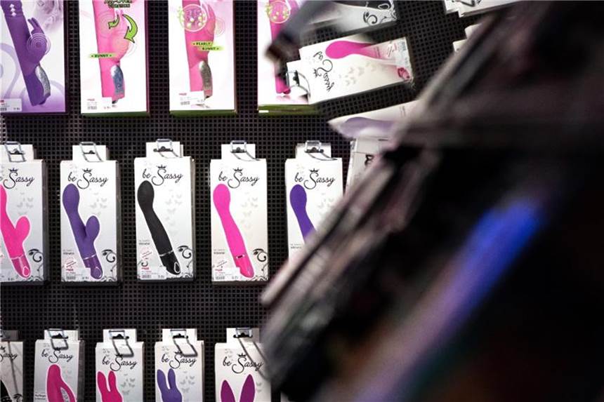 Sex-Shops machen kaum noch Umsatz mit Pornos wie auch Marktführer Orion - immer mehr auf den Verkauf von Sextoys. Foto: Swen Pförtner