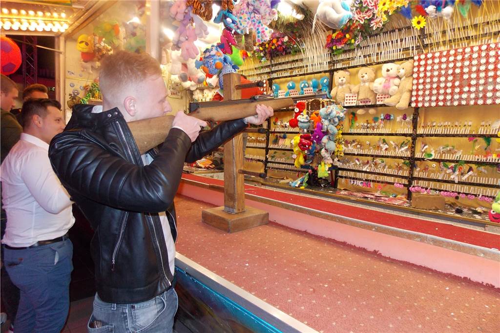 Deutschlands größte Kegelparty hat in Legden eine neue Heimat Wie auf dem Jahrmarkt: An der Schießbude war ein gutes Auge gefragt.