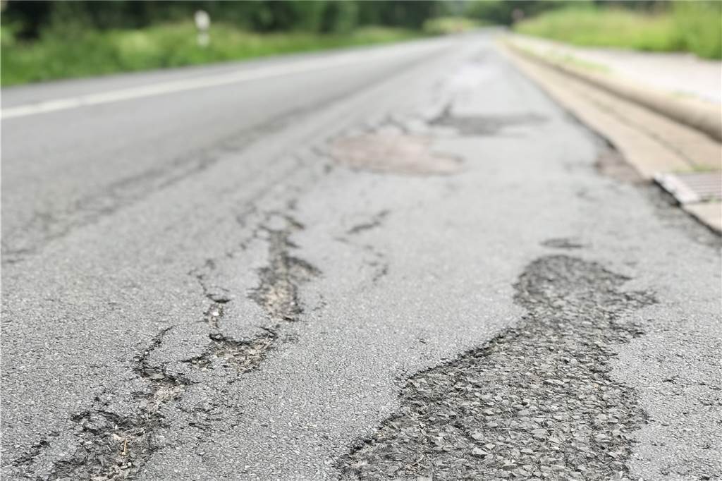 Sperrung am Schloss Cappenberg: Fahrbahn und Radweg werden erneuert Wie auf der Umleitungsstraße „Brauereiknapp“ ist auch die Straße „Schloßberg“ in keinem guten Zustand. Sie wird deshalb erneuert.
