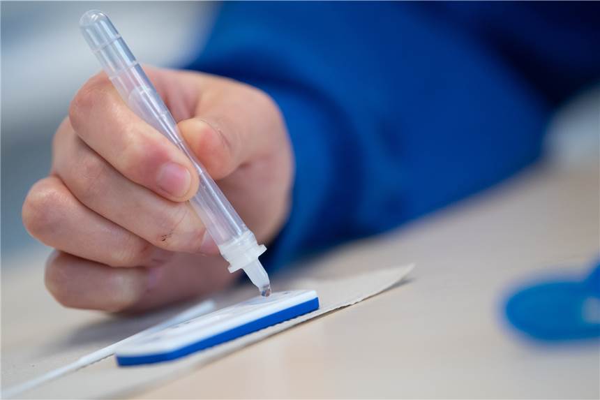 Corona: Weitere Positiv-Tests in der Notbetreuung - über 200 Infizierte in Unna Wie auf diesem Archivbild müssen sich Schüler derzeit regelmäßig selbst testen, wenn sie die Schule besuchen wollen. An einer Grundschule wurden dadurch nun Positiv-Fälle entdeckt.