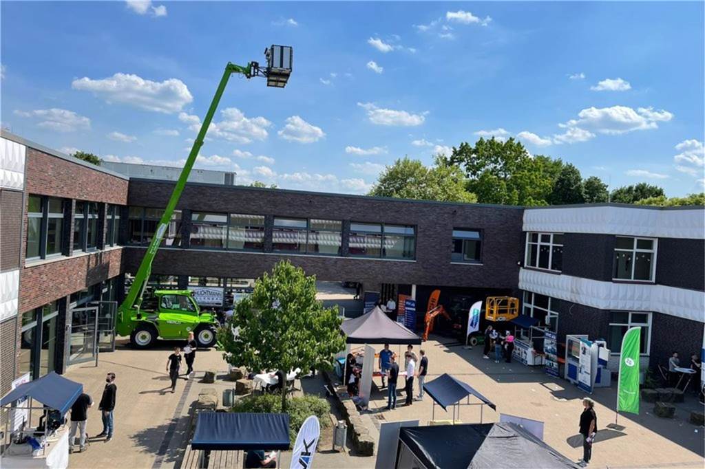 Markt der Möglichkeiten: Fachkräfte von morgen treffen Arbeitgeber der Zukunft Wie aus diesem Bild aus 2022 wird auch in der diesjährigen Auflage der Schulhof und die Aula als Messeareal dienen.