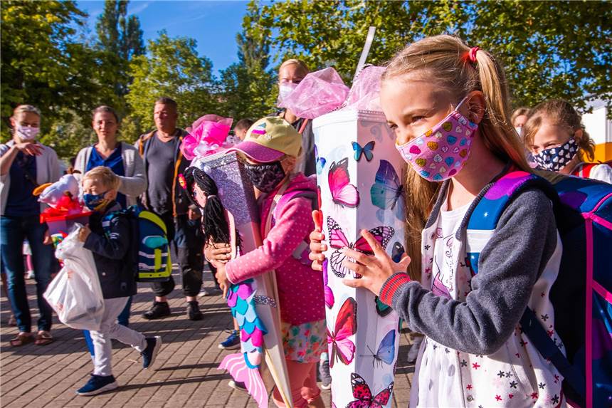 Was am Mittwoch wichtig wird: Auch Grundschüler starten mit Mundschutz Masken sind ab der fünften Klasse auch im Unterricht Pflicht.