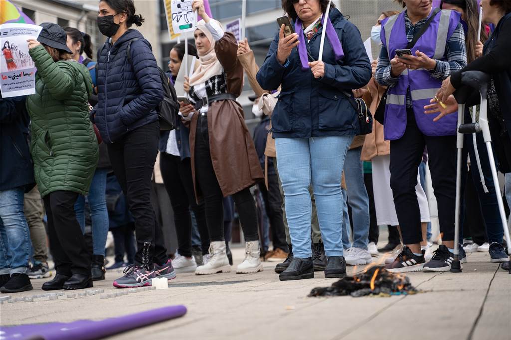 Frauen verbrennen ihre Kopftücher mitten in Dortmund Wie bei den Protesten im Iran wurden auch in Dortmund einige Kopftücher verbrannt.