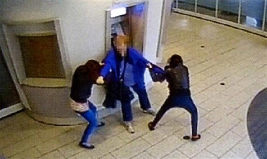 "Klau-Kids" schlugen 2013 mehr als ein Dutzend Mal zu Wie brutal auch junge weibliche Klau-Kids vorgehen, zeigt dieses Bild: Die Schwerterin Silke Bruns wurde im Februar in der Volksbank überfallen und dabei verletzt.