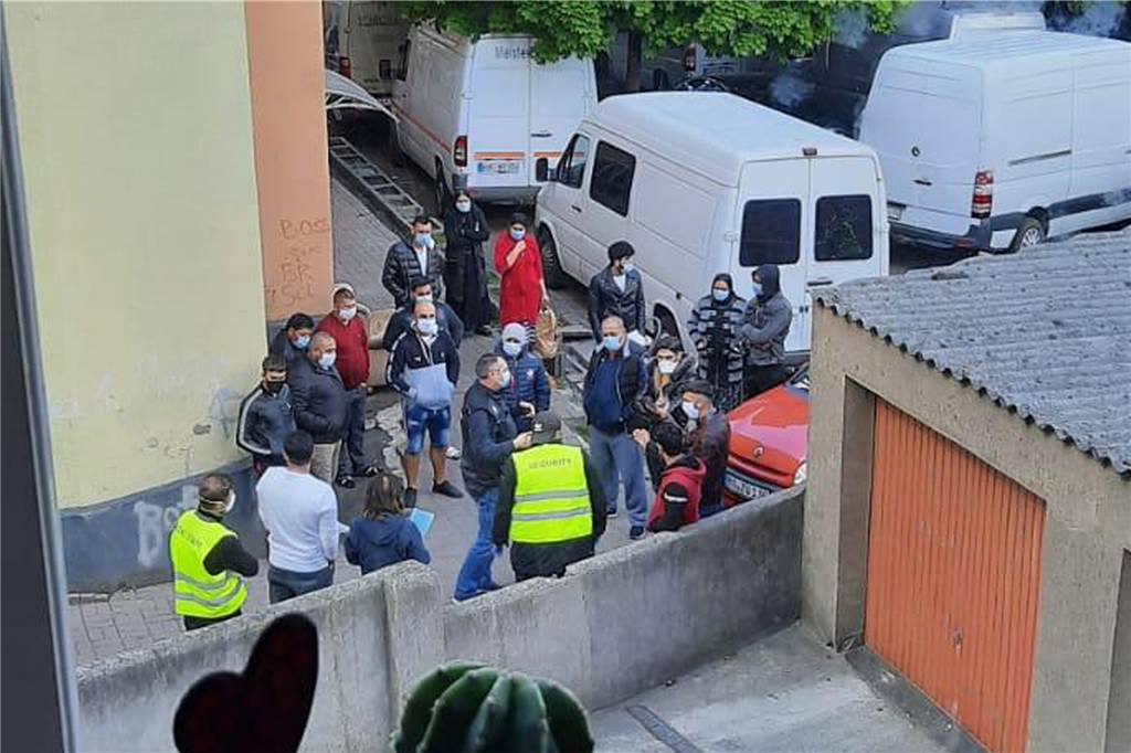 Nach Vorwürfen: Bürgermeister erklärt Problem mit Osteuropa-Zuwanderern Wie Bürgermeister Rajko Kravanja jetzt erläuterte, zeige dieses Foto Mitarbeiter des Bereichs für Migration dabei, wie sie die Bewohner des Hauses bei einer Befragung zum Abstandhalten auffordern.
