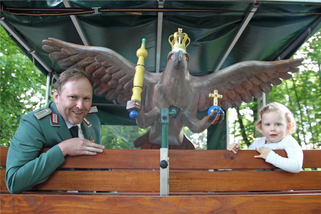 Wie der Papa so die Tochter. Christin (2) scheint einmal in die Fußstapfen ihres Papas, Marc Waßmann, treten zu wollen. Den Schützenvogel hat sie auf jeden Fall schon einmal ganz genau untersucht. 