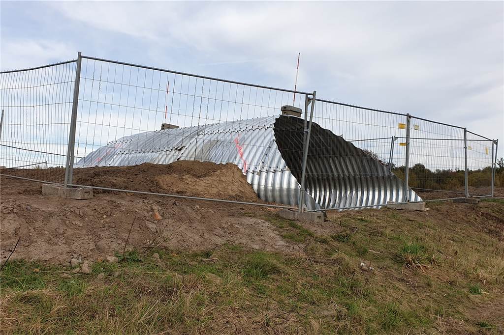 Seltsame Neubauten an der Emscher: Wozu dienen Röhren und Wellblech-Tunnel? Wie die Röhre am Ende aussehen wird? Es ist nicht unwahrscheinlich, dass sie begrünt wird.