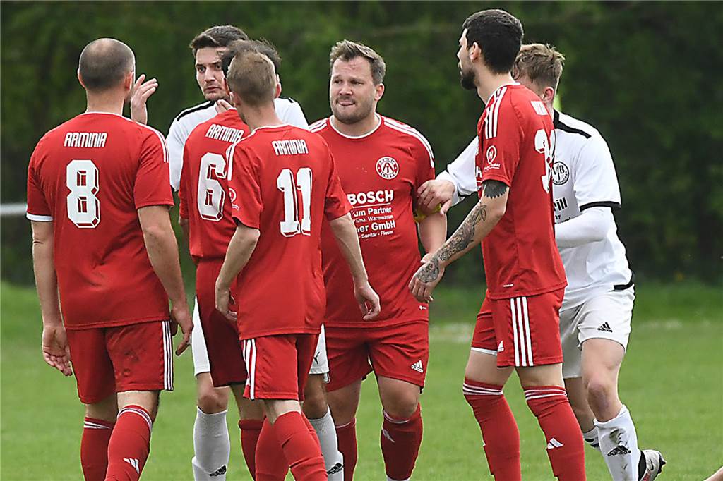 Michael Maurer äußert sich nach Rauswurf in Ickern: Spieler verlässt Klub aus Solidarität Wie Dirk Konisch bekanntgab, wird neben Co-Trainer Kevin Sykora auch Kapitän Marc Olschewski (M) das Training vorerst leiten.