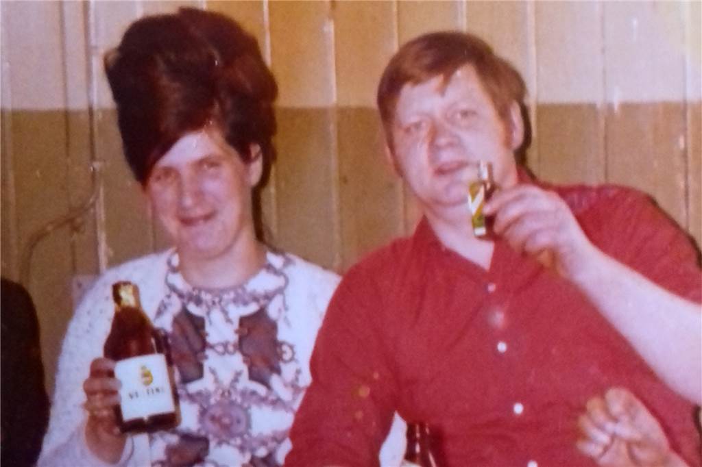 Wie ein Derwisch hinterm Tresen: Ein Nachruf auf Oma Mühle Eine Frau und ein Mann trinken Bier und Schnaps