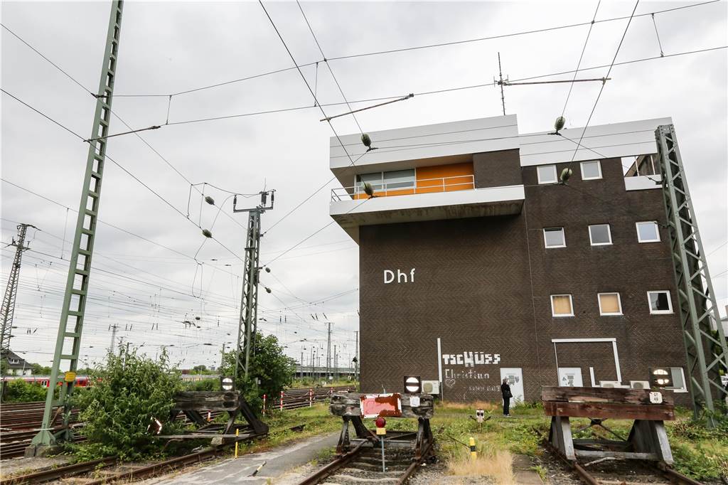 Bahn-Chaos am Wochenende: Bahn-Stellwerk wartet seit Jahren auf Erneuerung Wie ein Flughafen-Tower wirkt das Stellwerk „Dhf“ mit seiner hohen Aussichtskanzel an der westlichen Einfahrt zum Dortmunder Hauptbahnhof.