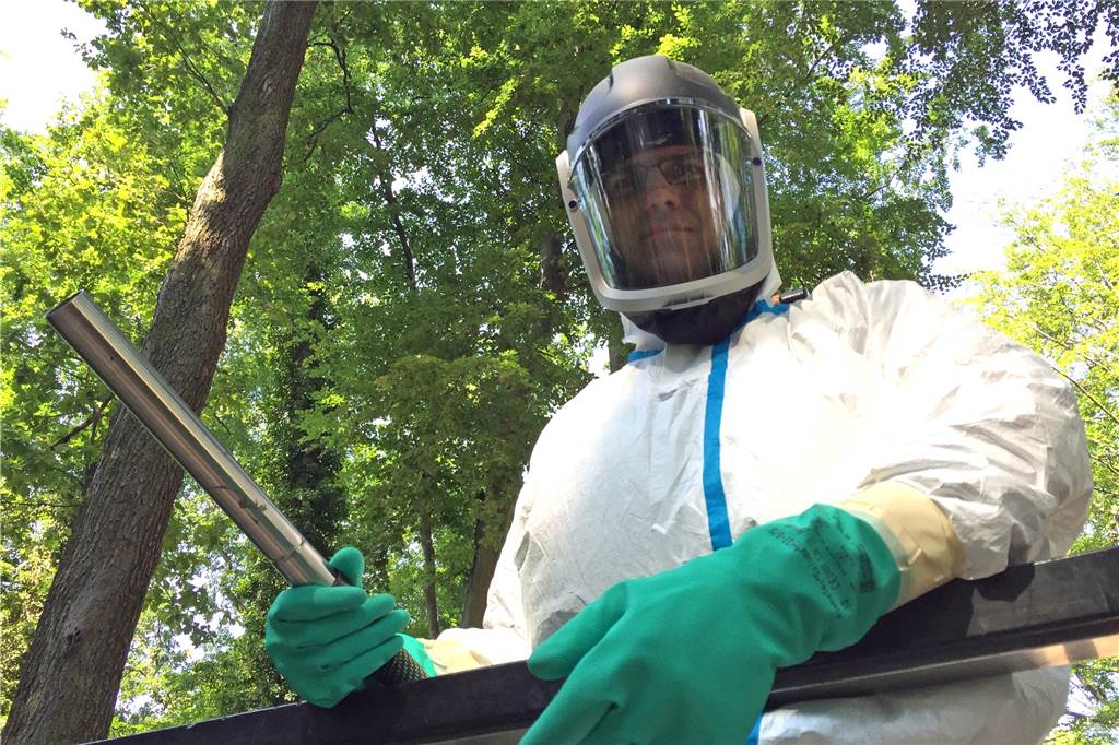 Eichenprozessionsspinner töten bei Gluthitze – Wie hält man es in dem Schutzanzug nur aus? Wie ein Mann vom Mond sehen die Raupenbekämpfer in ihrer Schutzuniform aus.