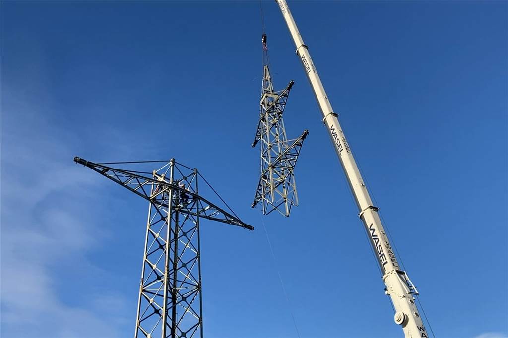 30 Strommasten verschwinden: Schrottschere arbeitet sich voran Strommast