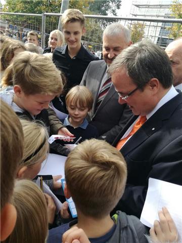 Wie ein Superstar macht Laschet geduldig Selfies mit den aufgeregten Schülern.