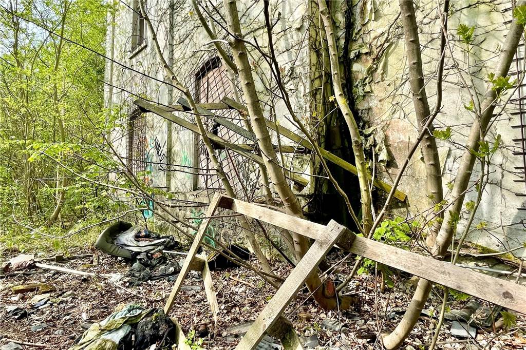 Lost Place direkt am Rombergpark: kein Verbotsschild, kein Tor, aber Lebensgefahr Wie ein verwunschenes Märchenschloss sehen die Gebäude aus. Aber der Aufenthalt dort kann auch gefährlich werden.