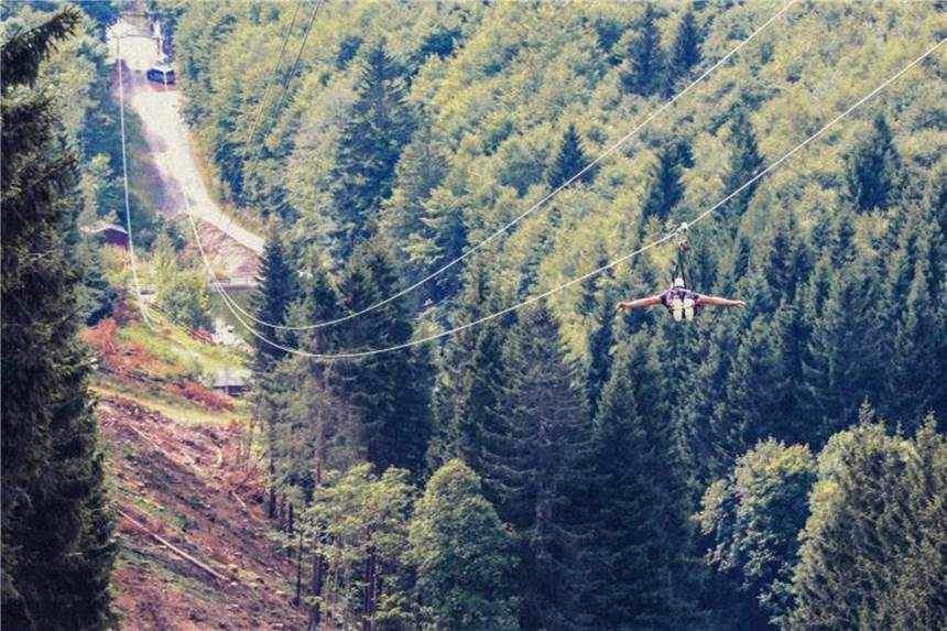 Reise-Tipps für Zipline-Freunde und Sportwagen-Fans Wie ein Vogel durch die Luft fliegen: Das können Besucher in Winterberg im Sauerland auf einer neuen Seilrutsche. Foto: Linsensüppchen54/Astenkick