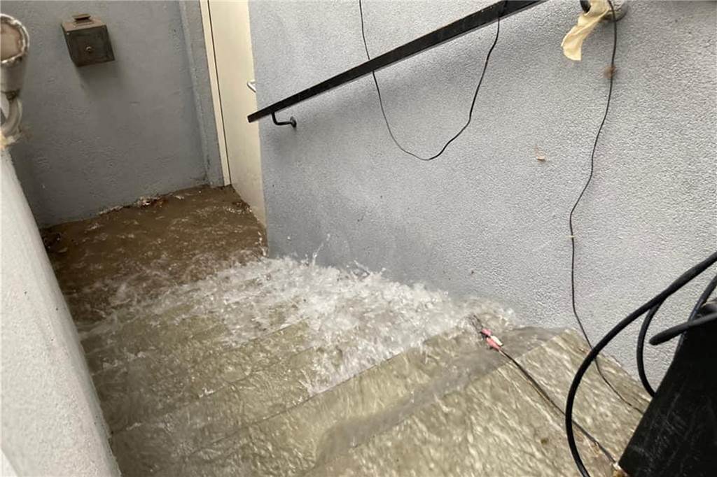 Madonna ohne Kopf: Am Tag nach dem Unwetter wird der Schaden für Werner deutlich Wie ein Wasserfall stürzte der Regen in den Keller der Anwohner der Körnerstraße.