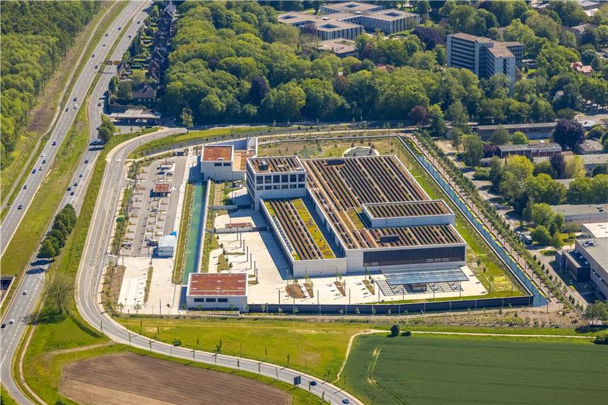 Hochmoderner Geldspeicher mit Wassergraben an der B1 geht an den Start Wie eine Festung mit Wassergraben wirkt die neue Bundesbank-Filiale an der B1 (l.). Jetzt steht die Eröffnung bevor.