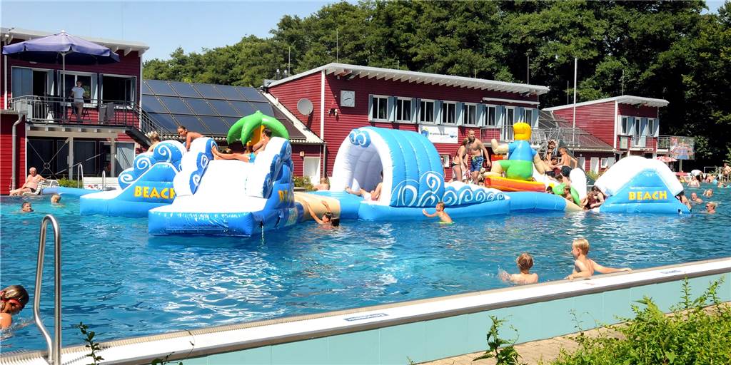 Wie eine Hüpfburg im Becken funktioniert der Wasserparcours von Ruhrpott Events, der 16 mal 6,5 Meter groß ist. Er erlebte seine Premiere am Dienstag (19.7.) im Elsebad.
