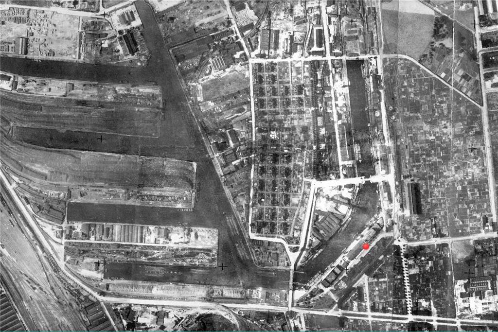 Wie eine Insel liegt die karierte Siedlung im Hafen. Dieses ist das älteste Luftbild aus der Sammlung des RVR. Es datiert zwischen 1925 und 1930. Der Hafen war damals schon mehr als 25 Jahre alt. 