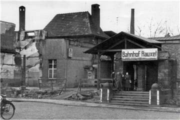 Wie eine Ruine sah der Bahnhof nach dem Krieg aus. Es war ein reines Provisorium mit einem Dach für die Fahrkartenschalter, das allerdings bis Mitte/Ende der 50er-Jahre so erhalten blieb. Im Bomber‘s Baedeker der Royal Air Force war er nicht als Ziel ausgewiesen.