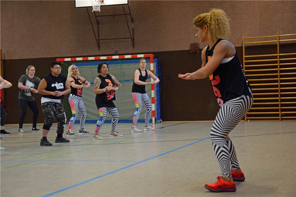 Salsation: Deutlich mehr, als nur mit dem Po zu wackeln Wie eine Tanzchoreografie: Salsation verbindet rhythmische Tanzbewegungen mit einem intensiven Krafttraining. Am vergangenen Samstag war Trainerin Sandra Maggiolini (r.) in der Turnhalle an der Uhlandschule für ein Training zu Gast.