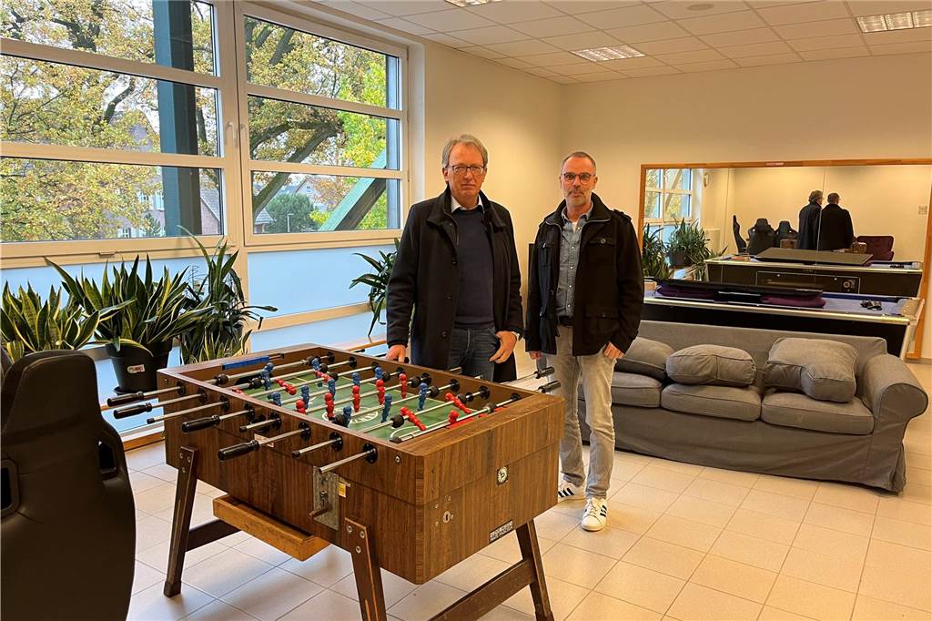 Leiter des Jugendhauses Raesfeld meldet sich zu Wort Wie es im Ausweichquartier des Jugendhauses Erle in einem Raum der Sporthalle aussieht, hatten sich Markus Büsken und Jörg Heselhaus angesehen.