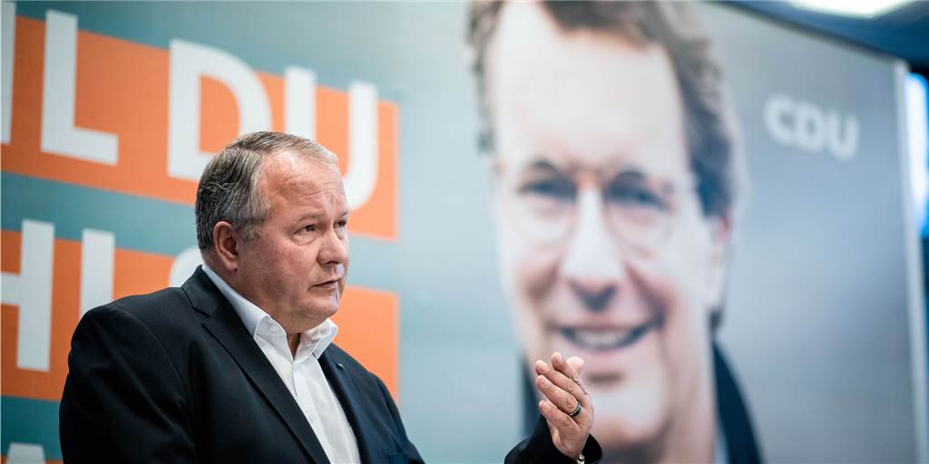 Nach dem Wahlsieg spricht Josef Hovenjürgen (CDU) über seine politische Zukunft Josef Hovenjürgen (CDU) vor einem Wahlplakat mit Hendrik Wüst
