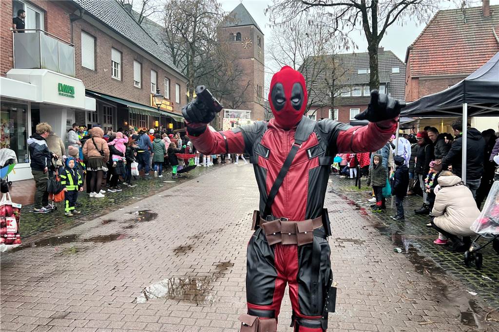 Wie es sich für einen Superhelden gehört, hatte Deadpool neben einer Pistole auch noch Kamelle in seinen Taschen.