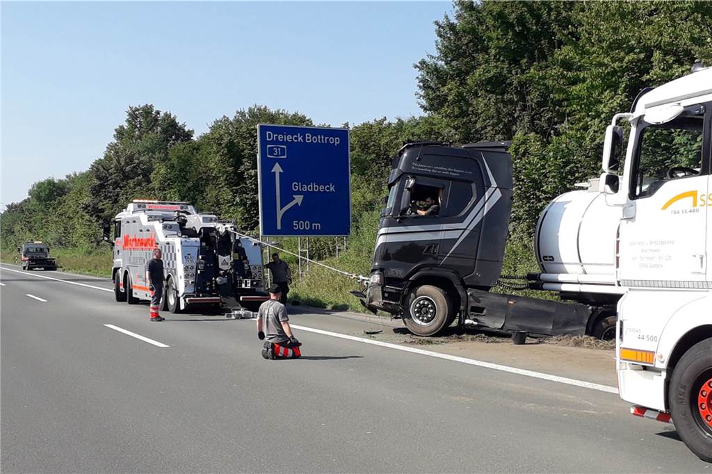 LKW-Unfall auf der A 31: Verkehr staute sich bis Dorsten Wie es zu dem Unfall kommen konnte, ist derzeit noch unklar.