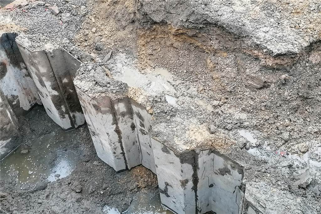 Baustelle seit 15 Monaten: Eine wichtige Straße in Dortmund ist bald wieder frei Wie fließend und damit schwierig der Untergrund ist, zeigte ein Blick in die Baugrube im November 2021. Stück für Stück mussten Arbeiter die Baugrube unter anderem mit Spundwänden sichern.