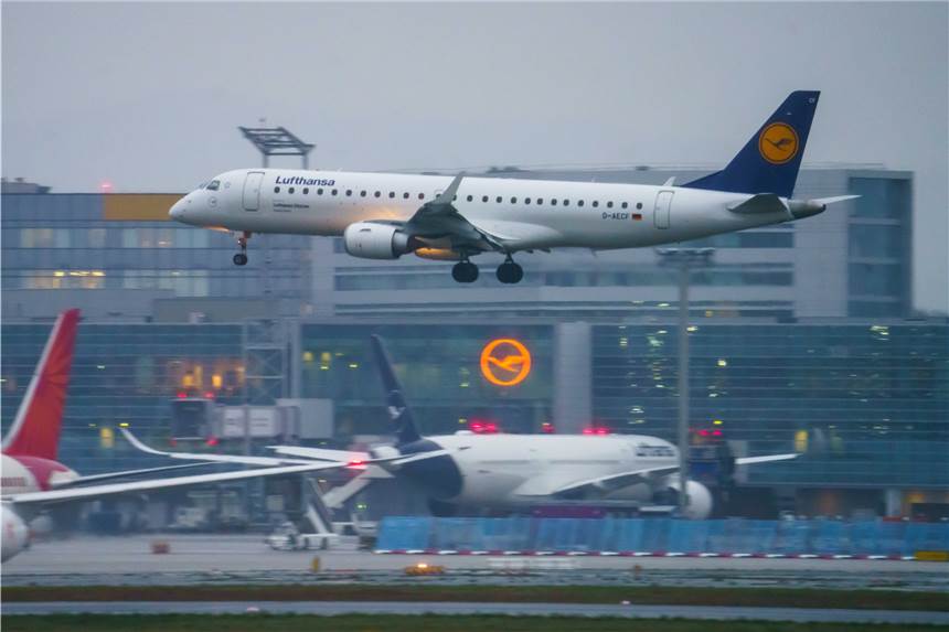 „Sehr geehrte Damen und Herren“: Lufthansa schafft Begrüßung an Bord ab Wie Gäste künftig an Bord begrüßt werden, entscheidet nach Angaben der Lufthansa die Kabinenchefin oder der Kabinenchef.