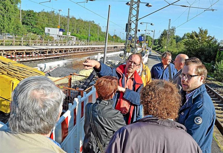 Die Arbeiten am Preußen-Bahnhof laufen planmäßig Wie gehen die Modernisierungsarbeiten am Preußen-Bahnof voran? Das hat der SPD-Landtagsabgeordnete Rainer Schmeltzer (M.) bei einem Ortstermin mit SPD-Ortsvereinen Vertreter der Bahn AG gefragt.