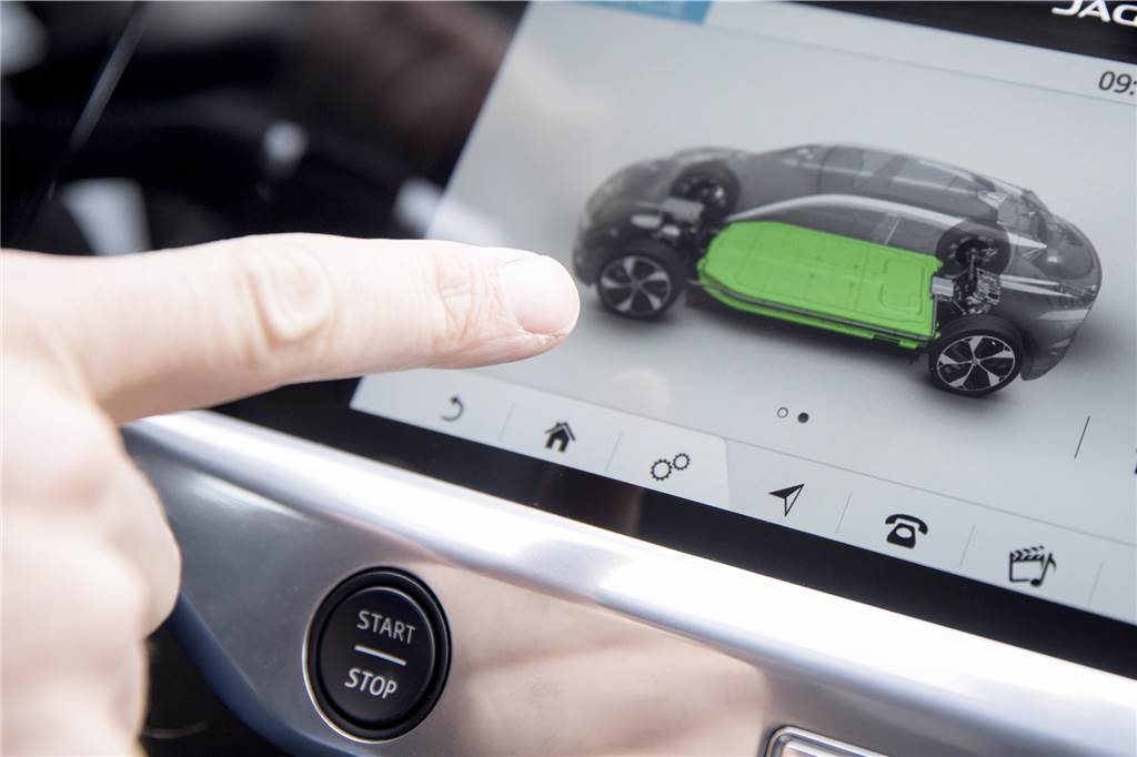 Worauf Sie beim Kauf eines gebrauchten E-Autos achten sollten Auf dem Bildschirm in einem E-Auto ist der Ladezustand der Batterie zu sehen.