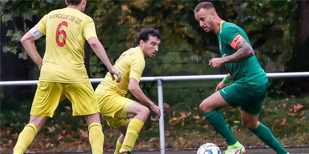 Bezirksliga-Topspieler Marcel Ramsey hat über seine Zukunft beim FC Roj entschieden Wie geht es für Roj-Topspieler Marcel Ramsey (r.) weiter?