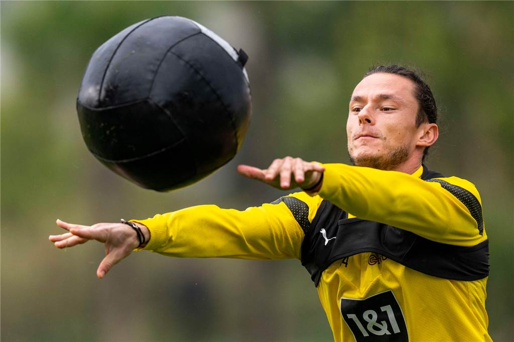 Nico Schulz wirft einen Medizinball.