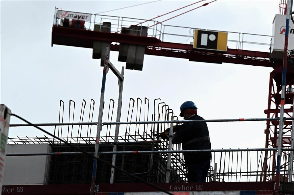 Kritik der Bauwirtschaftsexperten: „KfW-40-Förderung ist für Ideologen“ Wie geht es weiter am Bau? In der zweiten Jahreshälfte kündigt sich eine Flaute an, die Aufträge fehlen. „Bauen kann sich heute kaum noch jemand leisten“, sagt Karlgünter Eggersmann, Präsident der Bauverbände.NRW in Dortmund.