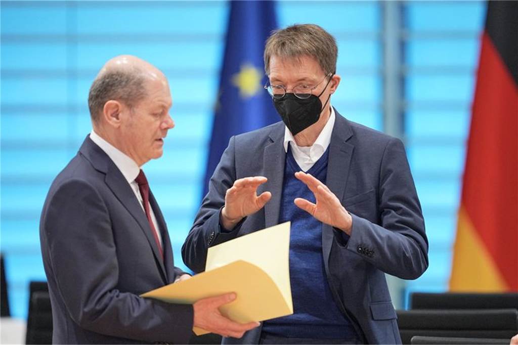 Krieg statt Aufbruch: Ampel nach 100 Tagen – schon jetzt mehr umgekrempelt als andere Regierungen Wie geht es weiter mit den Corona-Maßnahmen? Kanzler Scholz und Gesundheitsminister Lauterbach sprechen am Rande der Kabinettssitzung.