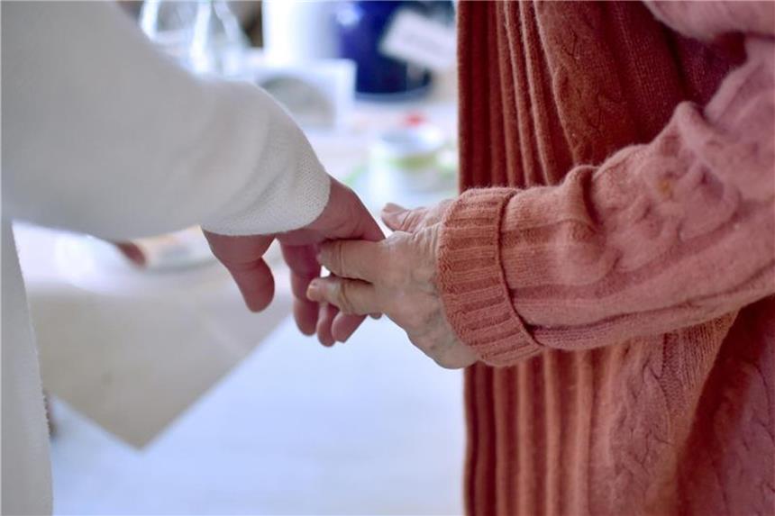 Wie geht es weiter, wenn Pflege notwendig wird? Gedanken daran zuzulassen, hilft Selbstbestimmung zu bewahren. Foto: Britta Pedersen/Symbolbild