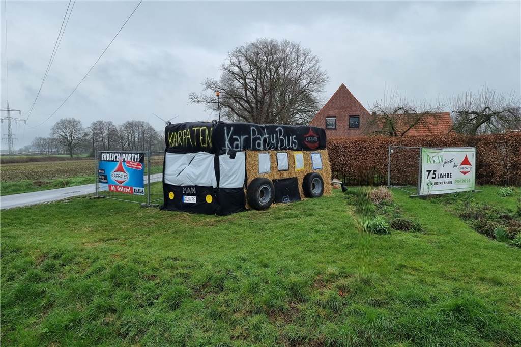 Wie geht es zur Party? Natürlich im Karpartybus. Den hat die KLJB Epe aus Stroh und Folie nachgebaut.