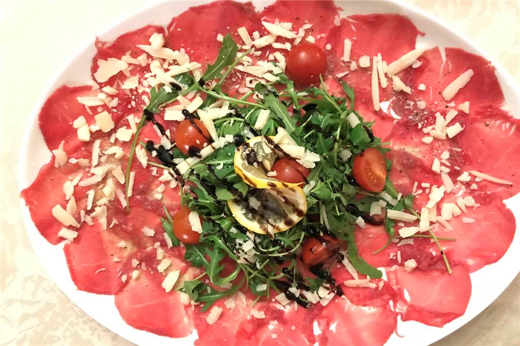 Von wegen mediterrane Leichtigkeit: Im Il Castello Cappenberg werden nicht nur Ritter satt Wie gemalt: Carpaccio - frisch und köstlich.