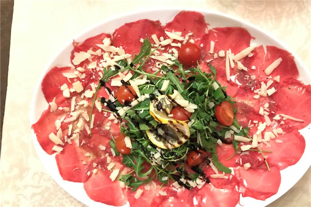 Il Castello in Cappenberg: Neue Karte für Bestellungen im Lockdown Wie gemalt sah das Carpaccio im Il Castello bei unserem Restaurantcheck 2019 aus. Das gibt es jetzt, coronabedingt, auch für zu Hause.
