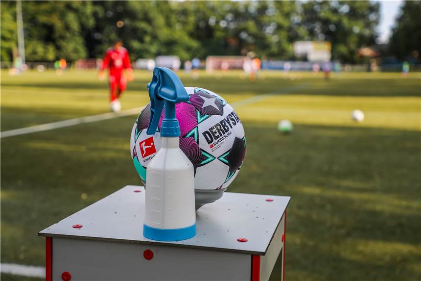 DFB-Mediziner klärt auf, ob es möglich ist, sich auf dem Spielfeld mit Corona anzustecken Wie groß ist die Wahrscheinlichkeit, sich auf dem Fußballplatz mit dem Coronavirus zu infizieren? Ein Mediziner klärt darüber auf.